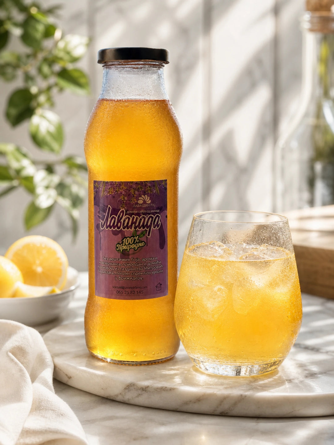 Lavandin sirup, 700 ml, na mermernoj ploči sa limunom